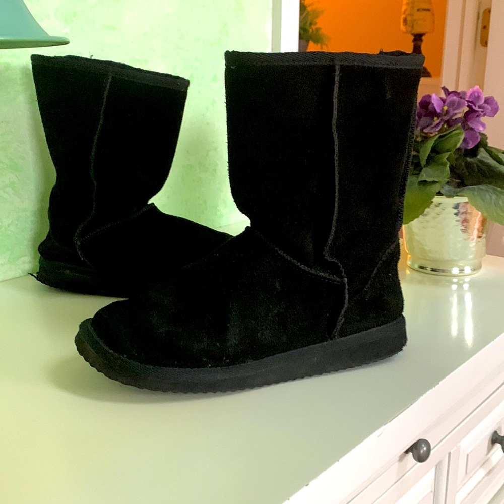 Black suede winter boots. 7M